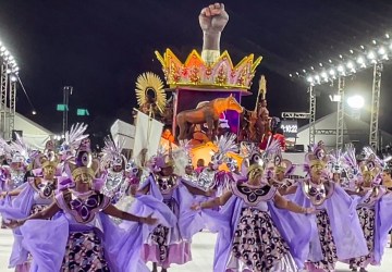 Desfile de escolas de samba reafirma tradição popular no RS