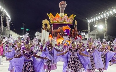 Desfile de escolas de samba reafirma tradição popular no RS