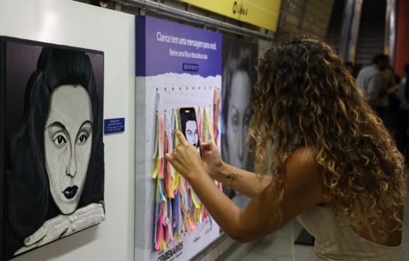 Estação de metrô em São Paulo recebe mostra de Clarice Lispector