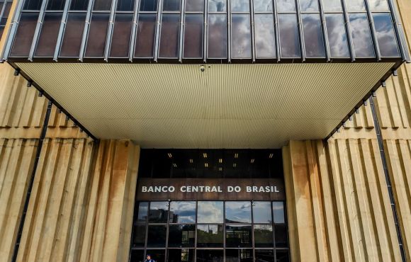 Juros médios cobrados pelos bancos chegam a 42,3% ao ano em janeiro