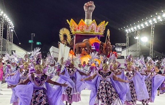 Desfile de escolas de samba reafirma tradição popular no RS